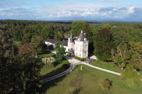 Small castle with heated pool for rent in Perigord-France