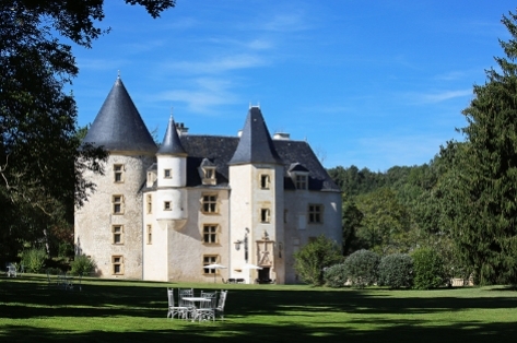 16th-century castle with pool for rent in South West France
