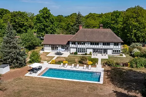 Rent a luxury property for a group close to Paris | ChicVillas