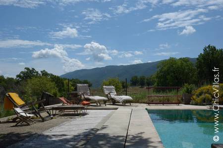 Countryside rental villa with infinity pool : Luberon Nature